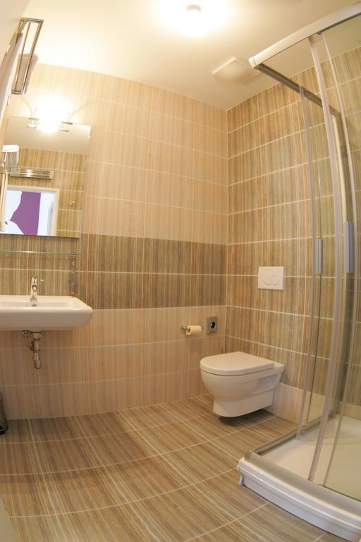 Dahlia Inn Praha Bagian luar foto